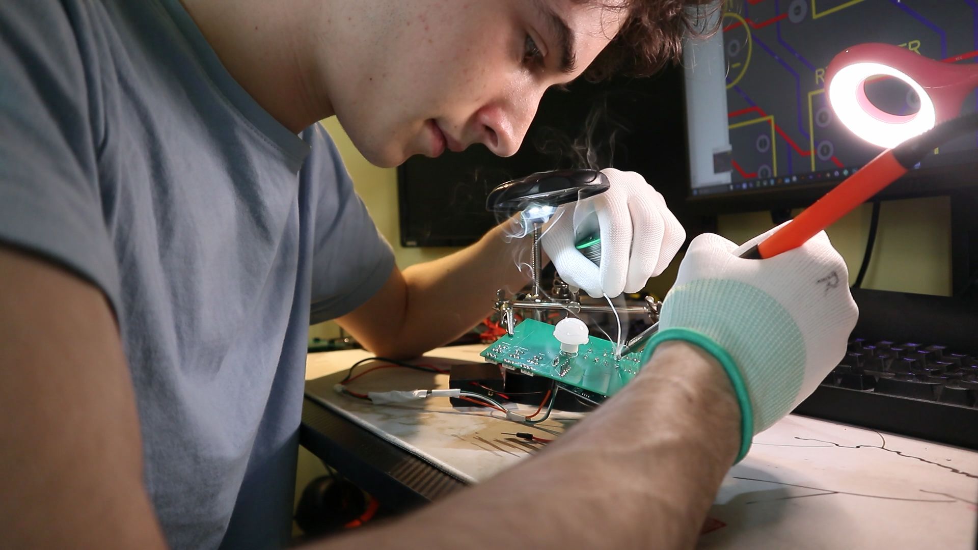 Naturfotograf Denat Lahi utvecklar specialbyggda kamerasystem för lodjursfotografering.